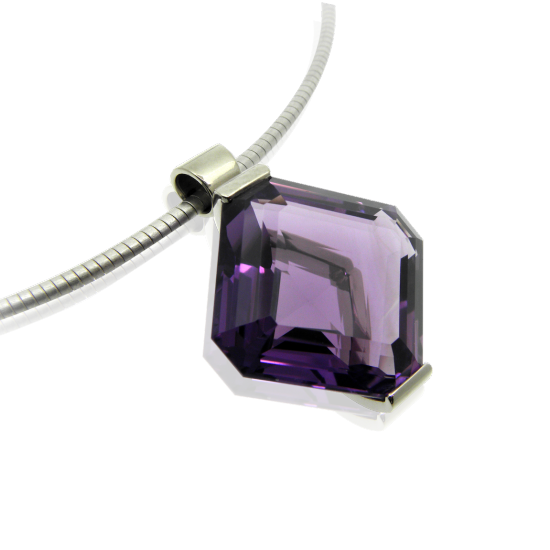 Halsschmuck, Edelsteinschmuck, Solitär, Unikat, Anhänger, Collier, Omega, Fassung, Amethyst, Edelstein, Violett, Weissgold, Gold, Anfertigung, Unikat, Goldschmiede, Faktor S, Sahak, zürich, zurich, winterthur, necklace, pendant, gemstone, facettiert, faceted, collier, white gold, solitaire, gemstone jewellery, goldschmiede, goldsmith, faktor s, sahak, winterthur, zürich, swissmade, jewelry, jewellery, design, customize
