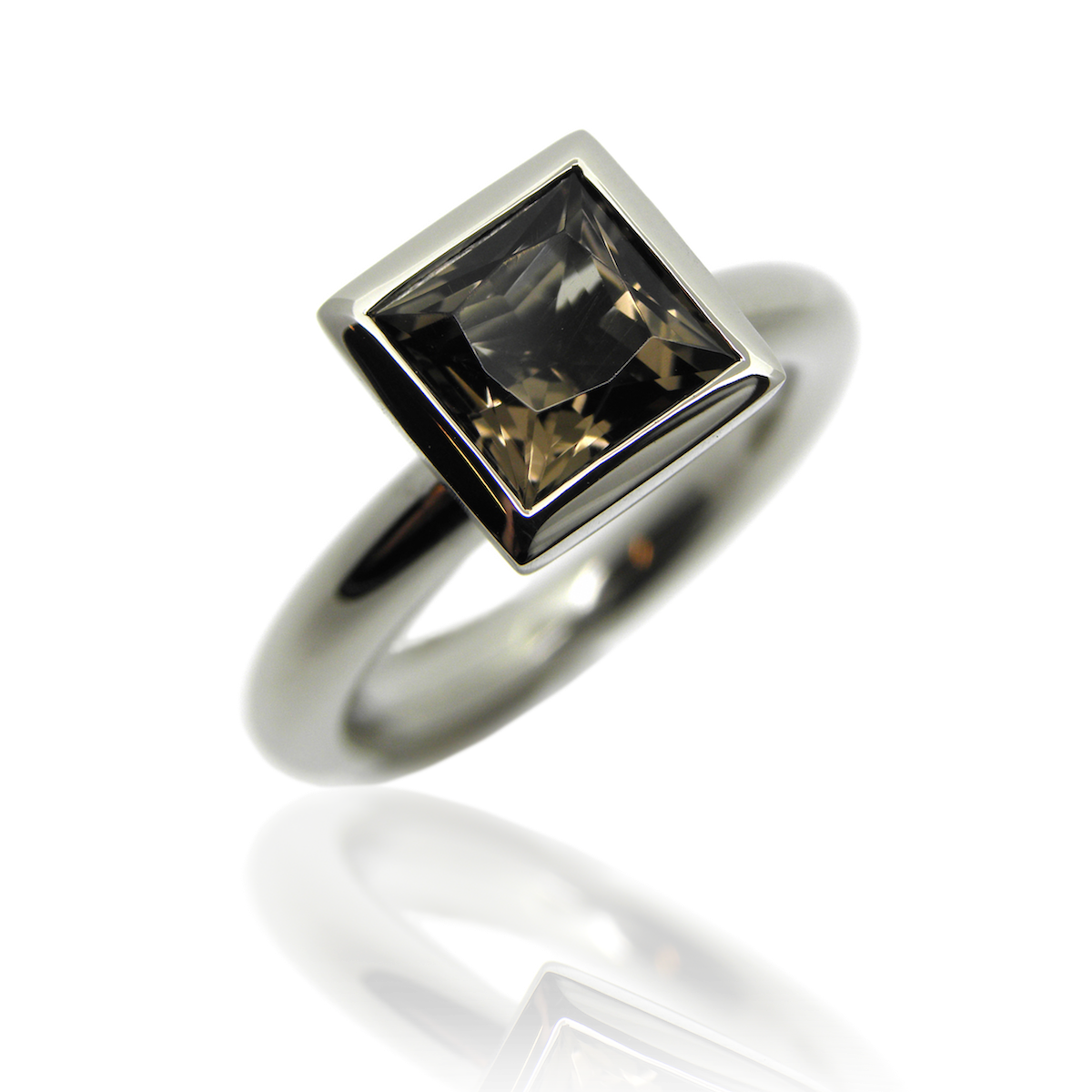 Damenring, Solitär, Edelsteinring, Quarzring, Rauchquarz, ladies ring, solitaire, smoky quartz, gem stone, edelstein, goldschmiede, goldsmith, manufacture, atelier, sahak, faktor s, winterthur, zürich, jewellery, jewelry, swissmade