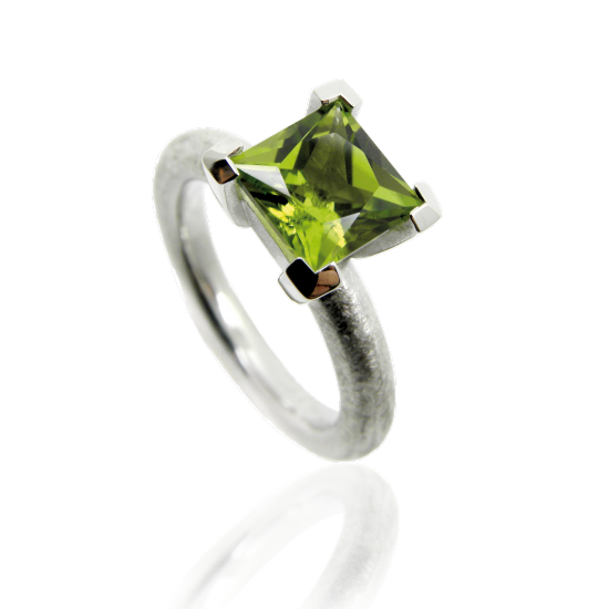 damenring, solitär, edelsteinring, edelsteinschmuck, weissgoldring, ladies ring, solitaire, gem stone, peridot, pneuring, goldschmiede, goldsmith, grifffassung, manufacture, atelier, faktor s, sahak, winterthur, zürich, swissmade, jewellery, jewelry