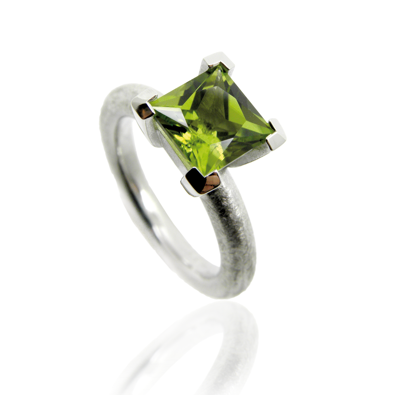 damenring, solitär, edelsteinring, edelsteinschmuck, weissgoldring, ladies ring, solitaire, gem stone, peridot, pneuring, goldschmiede, goldsmith, grifffassung, manufacture, atelier, faktor s, sahak, winterthur, zürich, swissmade, jewellery, jewelry