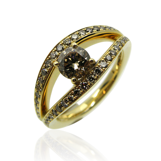 Diamantring, Verlobungsring, Damenring, Alliance, Solitär, solitaire, diamond ring, ladies ring, alliance ring, brilliant cut, diamond, yellow gold, gelbgold, braun, fancy brownish, goldschmied, goldsmith, atelier, manufacture, faktor s, sahak, winterthur, zürich, swissmade, jewellery, jewelry