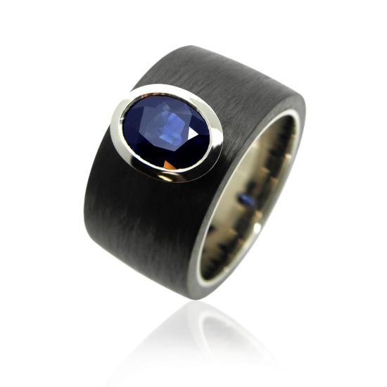 herrenring, männerring, herrenschmuck, männerschmuck, carbonschmuck, carbonring, carbon, weissgold, goldring, edelstein, edelsteinschmuck, safir, saphir, saphirring, saphirschmuck, facettiert, design, modern, gents ring, gents jewelry, mens ring, mens jewelry, carbon ring, white gold, gold ring, gemstone, gemstone jewelry, sapphire, facetted, goldschmiede, goldsmith, manufacture, atelier, swissmade, jewellery, faktor s, sahak, zürich, zurich, winterthur, jewelry