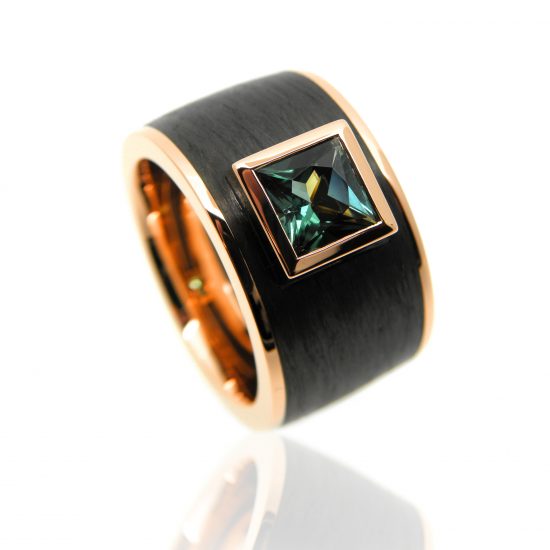 Herrenring, männerring, herrenschmuck, männderschmuck, carbonring, carbon, rotgold, carbonschmuck, turmalin, edelstein, carré, modern, design, solitär, solitaire, gents ring, mens ring, gents jewelry, mens jewelry, carbon ring, red gold, pink gold, tourmaline, faceted, facettiert, gemstone, edelsteine, gemstone jewelry, edelsteinschmuck, goldschmiede, goldsmith, manufacture, sahak, faktor s, atelier, swissmade, jewellery, jewelry