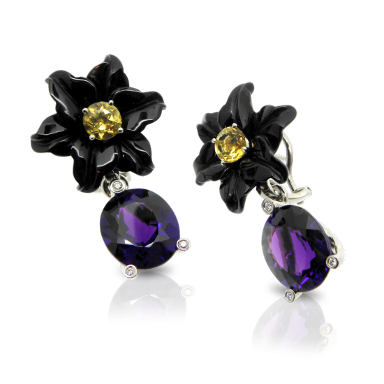 Ohrschmuck, Ohrhänger, Ohrclips, edelsteinschmuck, schmuck, juwelen, Relief, handgraviert, onyx, blüte, edelsteinblüte, citrin, amethyst, brillanten, diamanten, diamantschmuck, individuell, design, floral, eye catcher, blossom, flower, earrings, clip, hand engraved, engraved, engraving, black onyx, citrine, faceted, brilliant cut, diamonds, diamond jewelry, diamond earrings, purple, gemstone, gemstone jewelry, goldschmiede, goldsmith, manufacture, workshop, atelier, faktor s, sahak, winterthur, zürich, zurich, swissmade, jewellery, jewelry