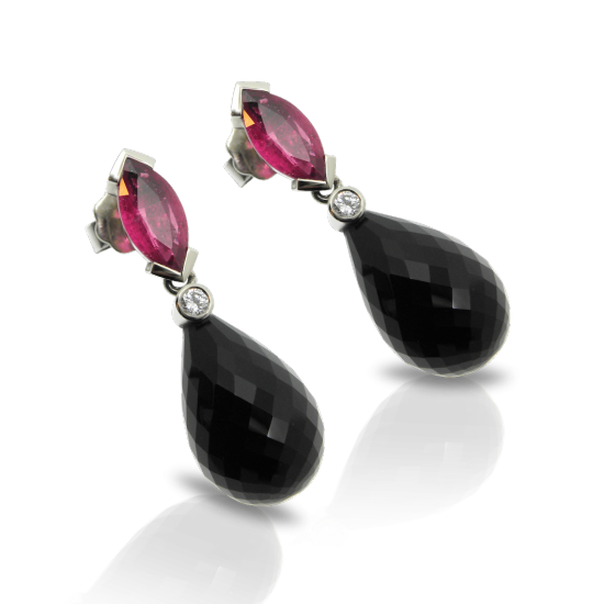 Ohrschmuck, Ohrhänger, Ohrstecker, Rubin, Rubinschmuck, Diamantschmuck, Diamanten, Onyx, Pampel, Briolet, facettiert, Edelsteinschmuck, Navette, Stecksystem, Brillanten, earrings, stud, pendant, diamond jewelry, ruby, diamond, brilliant cut, elegant, modern, design, goldsmith, goldschmiede, faktor s, sahak, winterthur, zürich, zurich, swissmade, jewellery, jewelry