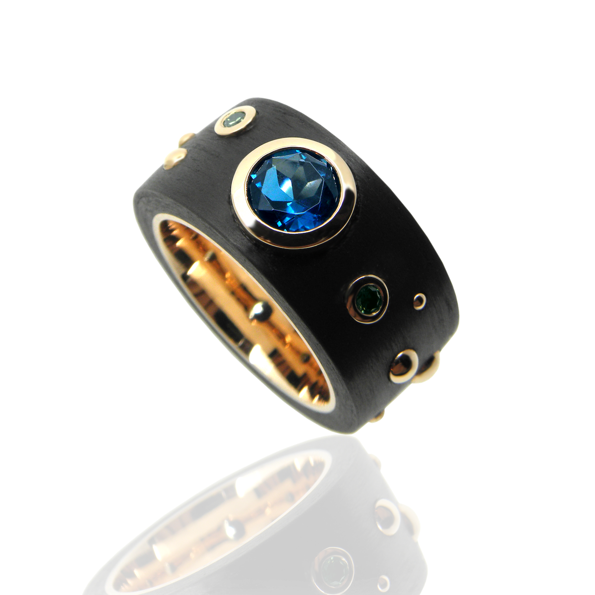 Damenring, Carbonring, carbonschmuck, diamantschmuck, londonblue, topas, fancy color, grün, blau, brillanten, ladies ring, diamond ring, carbon ring, redgold, starry sky, sternenhimmel, rotgold, carbon, goldschmiede, faktor s, sahak, manufacture, goldsmith, swissmade, jewellery, jewelry