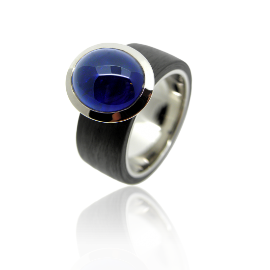 Damenring, Cocktailrind, Carbonring, carbonschmuck, Saphirring, Saphir, Edelstein, ladies ring, sapphire ring, carbon ring, cocktail ring, white gold, weissgold, blue sapphire, oval, cabochon, modern, design, goldschmiede, goldsmith, manufacture, sahak, faktor s, winterthur, zürich, zurich, swissmade, jewellery, jewelry