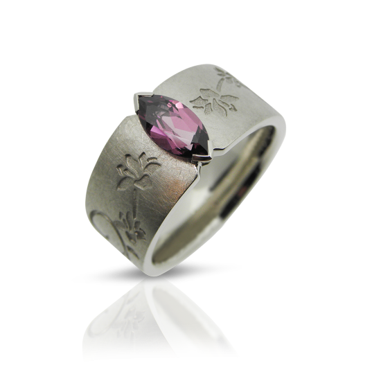 Damenring, Edelsteinring, edelstein, solitär, solitaire, whitegold, rhodolith, navette, facettiert, ladies ring, relief, blumen, muster, flower, pattern, gemstone, goldsmith, goldschmiede, manufacture, design, faktor s, sahak, winterthur, zürich, swissmade, jewellery, jewelry