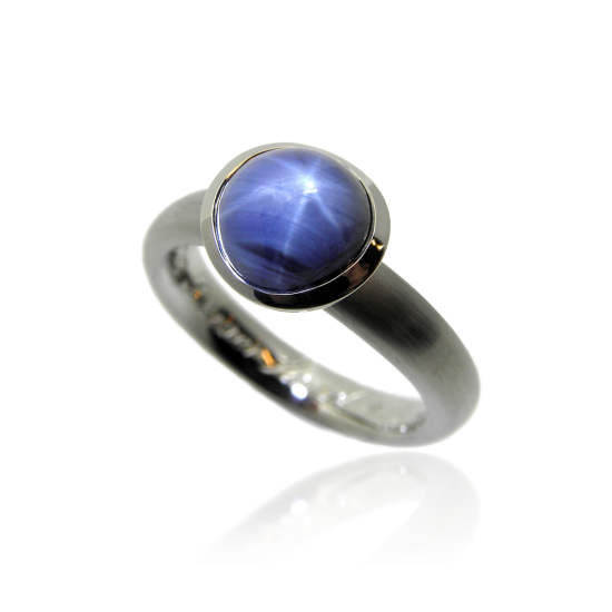 Safirring, safir, saphir, sapphire, Verlobungsring, Engagement, Solitär, Weissgold, Cabochon, Sternsafir, Ring, Goldschmiede, Goldsmith, manufacture, atelier, faktor s, sahak, winterthur, zürich, zurich, swissmade, jewellery, jewelry