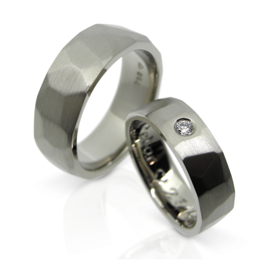 Trauringe, Eheringe, Partnerringe, Diamantring, Brillanten, Hochzeitsschmuck, Hochzeitsringe, Weissgold, Hammerschlag, Schmiede, Goldschmiede, Trauringschmiede, Trauringlounge, Winterthur, Zürich, sahak, jewellery, jewelry, swissmade, wedding ring, wedding band, white gold, diamond ring, diamond, brilliant cut, wedding, hammered structure, goldsmith, manufacture