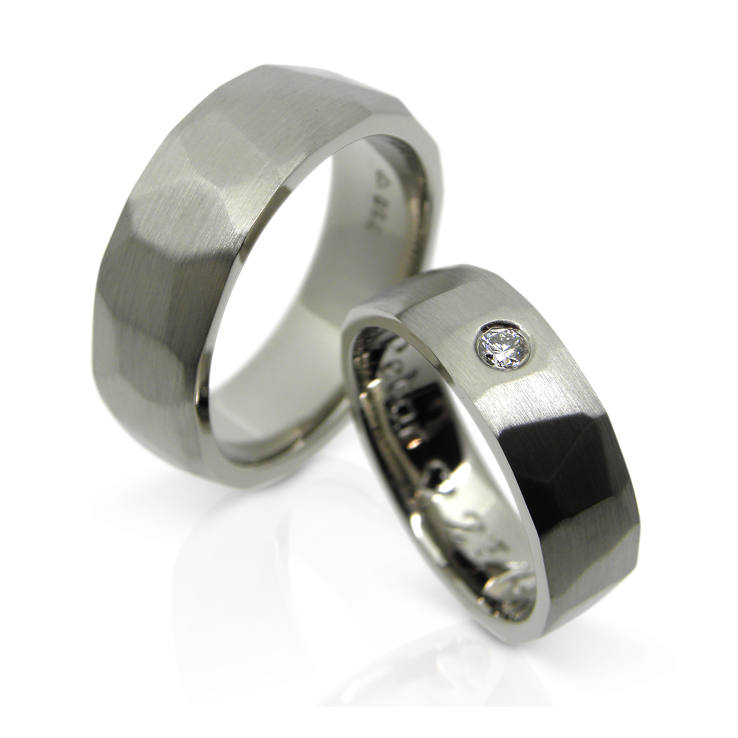 Trauringe, Eheringe, Partnerringe, Diamantring, Brillanten, Hochzeitsschmuck, Hochzeitsringe, Weissgold, Hammerschlag, Schmiede, Goldschmiede, Trauringschmiede, Trauringlounge, Winterthur, Zürich, sahak, jewellery, jewelry, swissmade, wedding ring, wedding band, white gold, diamond ring, diamond, brilliant cut, wedding, hammered structure, goldsmith, manufacture