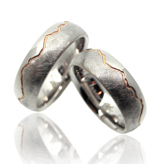 Trauringe, Partnerringe, Eheringe, Hochzeitsringe, Weissgoldringe, Berglandschaft, Relief, Lasergravur, Handgravur, vergoldet, Hochzeitsschmuck, Brautschmuck, Heiraten, Goldschmied, Faktor S, Winterthur, zürich, sahak, zurich, wedding ring, wedding band, landscape, mountains, swiss mountains, relief, redgold plated, modern, subtil, design, swissmade, goldsmith, manufacture