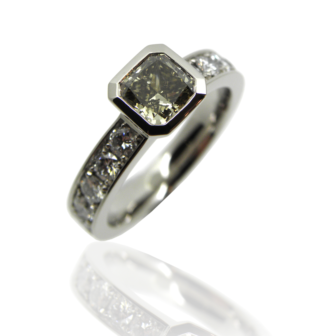 Damenring, diamantring, verlobungsring, alliance, solitär, solitaire, diamantschmuck, radiant, octagonal, grün, grau, green, gray, fancy, brillanten, diamant, ladies ring, diamond ring, engagement ring, verlobungsring, brilliant, diamond, radiant cut, octagonal, white gold ,weissgold, design, goldsmith, goldschmiede, manufacture, atelier, faktor s, sahak, winterthur, zürich, zurich, swissmade, jewellery, jewelry