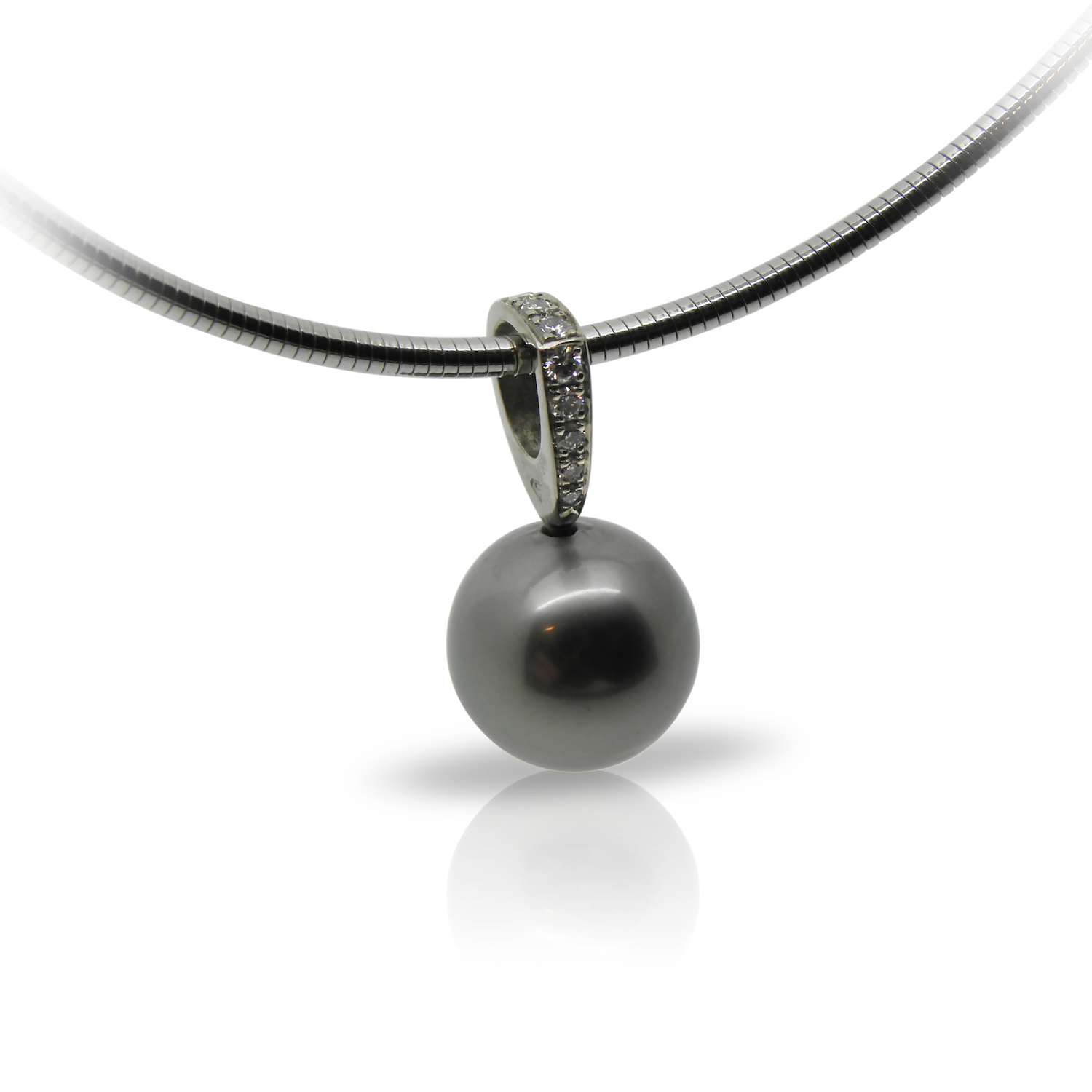 Anhänger, Perlenschmuck, Diamantschmuck, Halsschmuck, Collier, Omega, Brillanten, Diamanten, Perlenanhänger, Tahiti-Zuchtperle, Tahiti-Perle, tahiti, perle, perlenschmuck, zuchtperle, palladium, brillanten, collier, zürich, goldschmied, modern, solitär, zürich, Pendants, pearl jewelery, diamond jewelery, necklaces, chokers, omega, brilliants, diamonds, pearl pendants, Tahiti cultured pearl, Tahiti pearl, tahiti, pearl, pearl jewelery, cultured pearl, palladium, brilliants, collier, zurich, goldsmith, modern, solitaire, zurich, winterthur, sahak, faktor s, design, swissmade, jewelry, jewellery