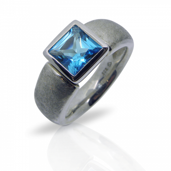 Damenring, Cocktailring, Edelsteinring, Topas, Topasring, Palladium, Damenschmuck, Edelstein, Edelsteinschmuck, modern, strukturiert, blau, princess schliff, goldschmied, zürich, Women's ring, cocktail ring, gemstone ring, topaz, topaz ring, palladium, women's jewelry, gemstone, gemstone jewelry, modern, textured, blue, princess cut, goldsmith, Zurich, winterthur, swissmade, jewellery, design, jewelry, sahak, faktor s