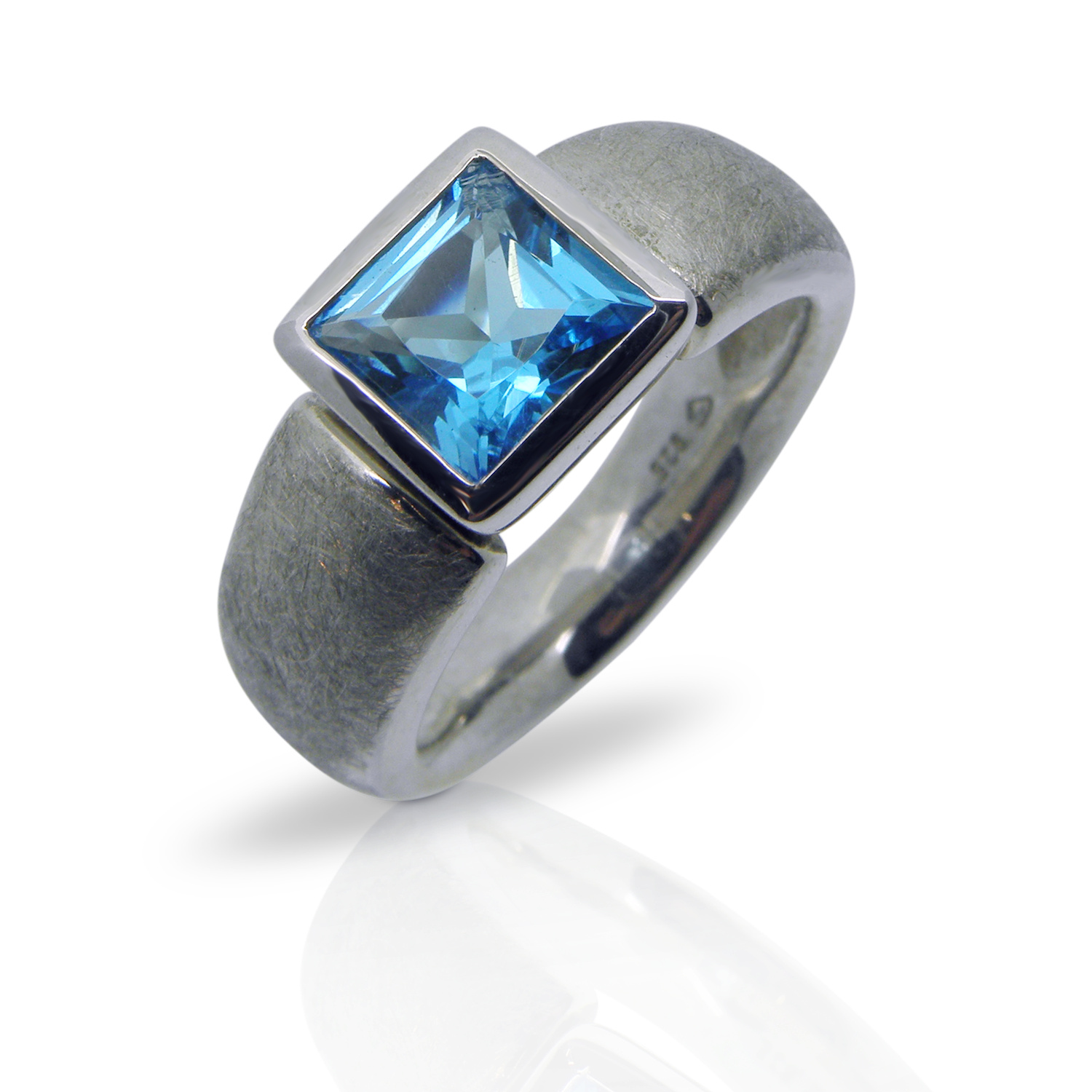 Damenring, Cocktailring, Edelsteinring, Topas, Topasring, Palladium, Damenschmuck, Edelstein, Edelsteinschmuck, modern, strukturiert, blau, princess schliff, goldschmied, zürich, Women's ring, cocktail ring, gemstone ring, topaz, topaz ring, palladium, women's jewelry, gemstone, gemstone jewelry, modern, textured, blue, princess cut, goldsmith, Zurich, winterthur, swissmade, jewellery, design, jewelry, sahak, faktor s