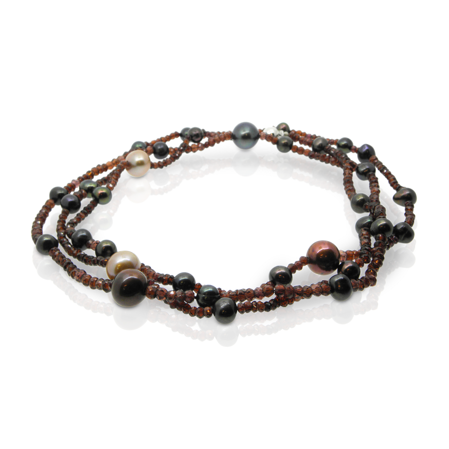 Halsschmuck, Collier, Granatschmuck, Perlenschmuck, facettiert, granat, rot, farbig, halskette, Perlenkette, Edelsteine, Edelsteinschmuck, Weissgold, Magnetverschluss, Goldschmiede, Zürich, modern, verspielt, Necklace, necklace, garnet jewelry, pearl jewelry, faceted, garnet, red, colored, necklace, pearl necklace, gemstones, gemstone jewelry, white gold, magnetic clasp, goldsmith, Zurich, modern, frisky, sahak, faktor s, design, jewellery, jewelry, swissmade