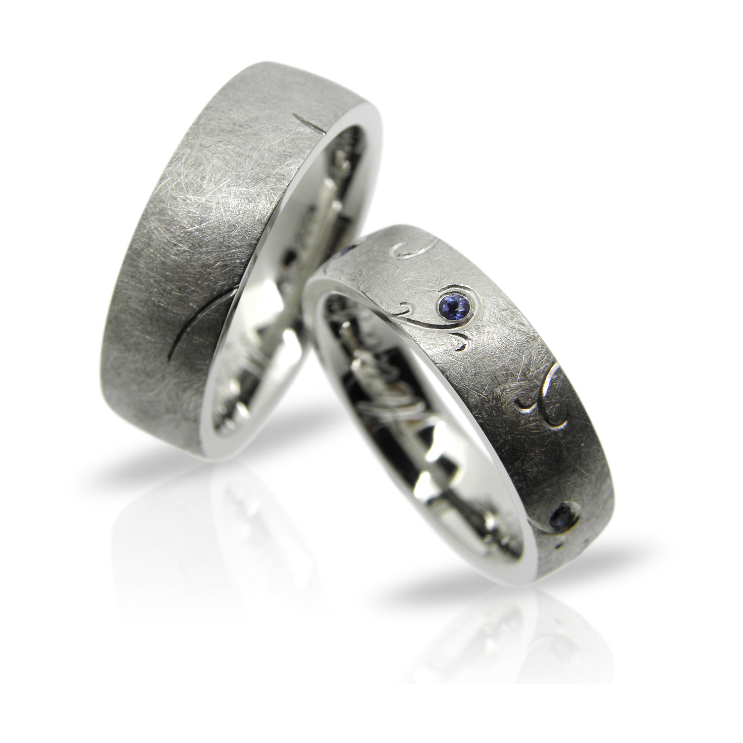 Eheringe, Trauringe, partnerringe, weissgold, saphirring, saphir, safir, ranken, muster, handgravur, rhodium, wedding ring, wedding band, edelsteine, gem stone, wedding, sapphire, sapphire ring, brilliant cut, goldschmiede, goldsmith, manufacture, atelier, sahak, faktor s, winterthur, zürich, swissmade, jewellery, jewelry, zurich