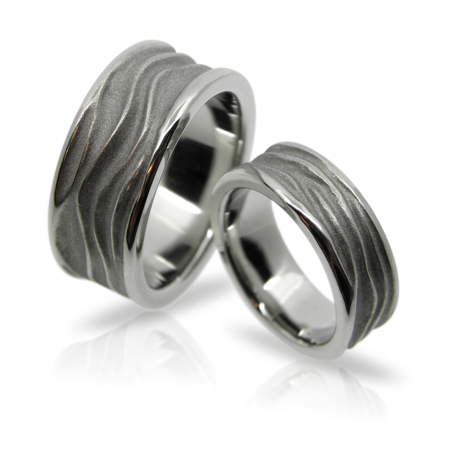 Partnerringe, Trauringe, Hochzeitsringe, Weissgold, Wellen, Linien, Weite Gasse, Goldschmiede, Sahak, Goldringe, Hochzeitringe, Hochzeitsschmuck, schwul, lesbisch, lesbe, gleichgeschlechtliche paare, homosexuell, goldschmiede, atelier, zürich, design, modern, strukturiert, geschwungen, Partner rings, wedding rings, wedding rings, white gold, waves, lines, wide lane, goldsmiths, sahak, gold rings, wedding rings, wedding jewelry, gay, lesbian, lesbian, same sex couples, gay, goldsmith, atelier, zurich, design, modern, textured, curved, queer, queer love, marriage, gay marriage, gay wedding, manufacture, studio, workshop, swissmade, jewellery, jewelry