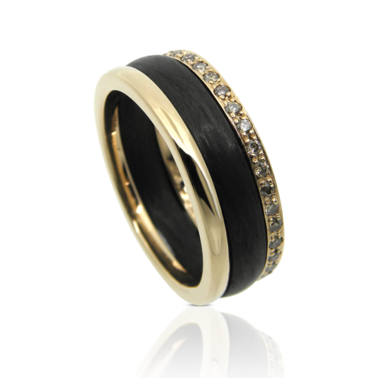 Alliance, Beisteckring, Diamantring, Carbonring, Rotgold, Goldring, Ehering, Partnerring, Brillanten, Memoire, Diamantschmuck, Carbonschmuck, Ring, Goldschmiede, Design, modern, zeitlos, carbon, Alliance, eternity ring, diamond ring, carbon ring, rose gold, gold ring, wedding ring, partner ring, diamonds, memory, diamond jewelry, carbon jewelry, ring, goldsmith, design, modern, timeless, carbon,