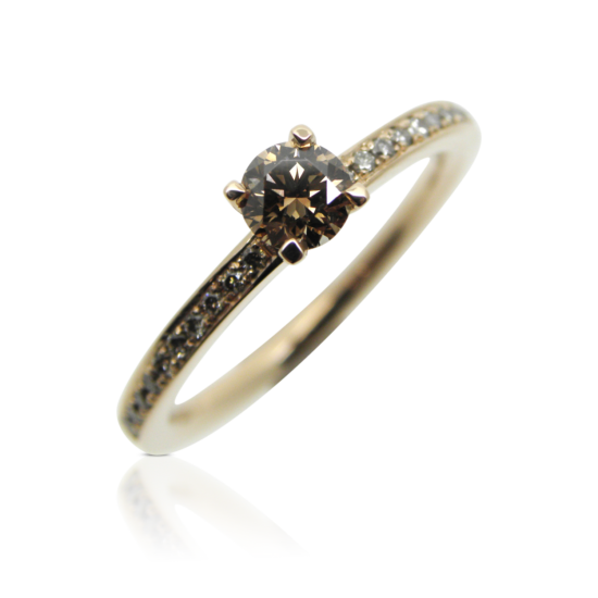 Verlobungsring, Solitär, Solitaire, Alliance, Memoire, Beisteckring, Diamantschmuck, Diamantring, Brillanten, Beisteckring, zeitlos, rotgold, goldschmuck, diamanten, goldschmiede, zürich, Engagement ring, Solitaire, Alliance, Memoire, Beisteckring, Diamond jewelery, Diamond ring, Diamonds, Beisteckring, timeless, rose gold, gold jewelery, diamonds, goldsmiths, Zurich, winterthur, faktor s, sahak, swissmade, jeewellery, jewelry