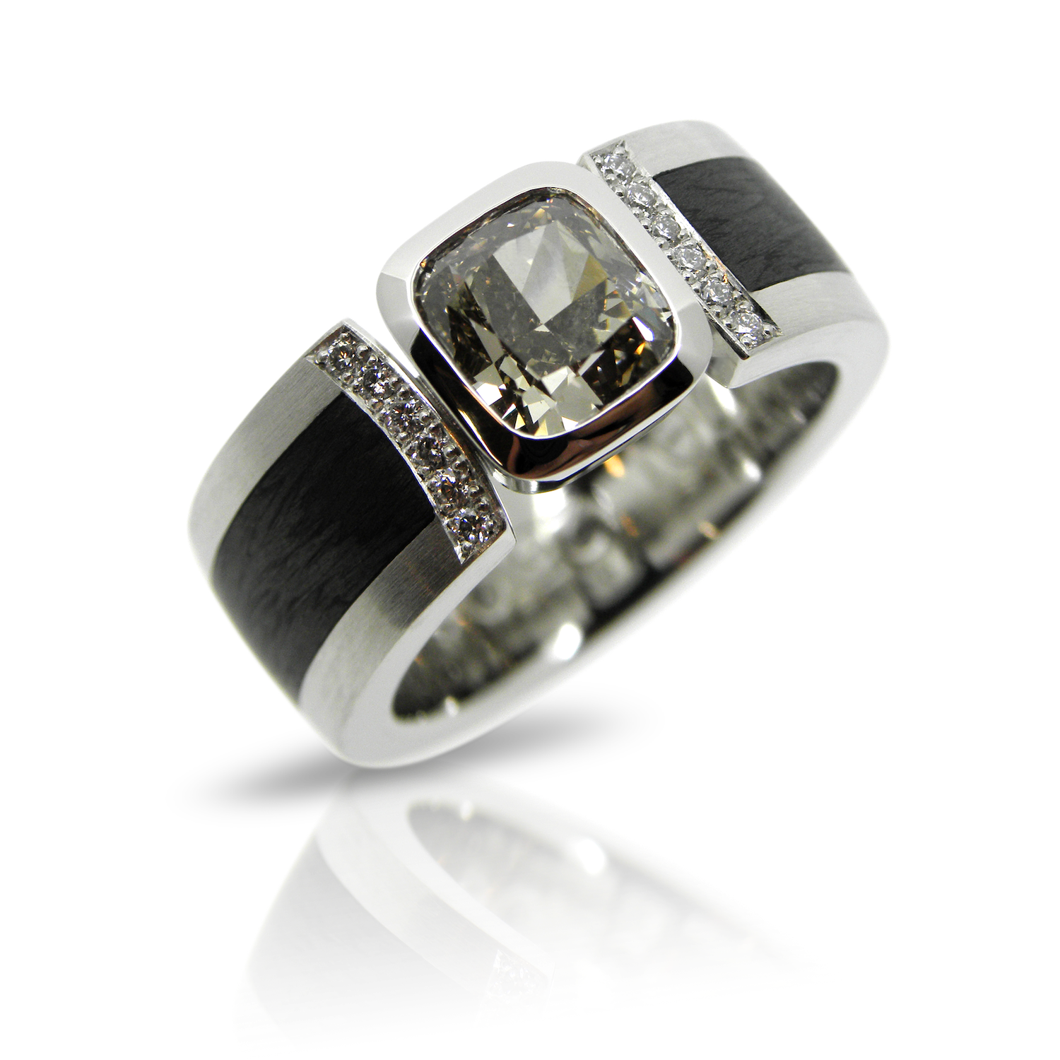 Damenring, Diamantring, Platin, Platinring, Brillant, Diamant, farbig, Carbon, Carbonschmuck, Carbonring, Diamantschmuck, Individuell, facettiert, antik, sportlich, modern, goldschmied, zürich, atelier, Ladies ring, diamond ring, platinum, platinum ring, brilliant, diamond, colored, carbon, carbon jewelery, carbon ring, diamond jewelery, individual, faceted, antique, sporty, modern, goldsmith, zurich, atelier, swissmade, jewellery, schmuck, winterthur, sahak, faktor s