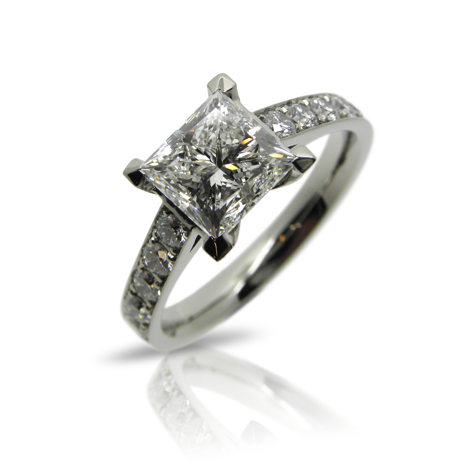 Diamantring, Diamantschmuck, Verlobungsring, Solitär, Alliance, Diamanten, Princess, Brillanten, Grifffassung, klassisch, Memoire, Damenring, Edelsteine, Engagement ring, Goldschmied, Atelier, Zürich, individuell, Atelier, Diamond ring, diamond jewelery, engagement ring, solitaire, alliance, diamonds, princess, brilliants, grip, classic, memoire, ladies ring, gemstones, engagement ring, goldsmith, atelier, Zurich, individual, manufacture, swissmade, sahak, faktor s, winterthur