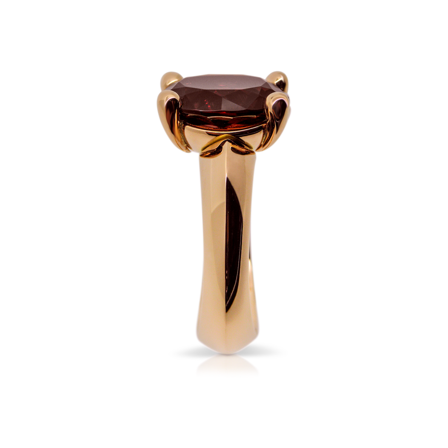 Damenring, Cocktailring, Edelsteinring, Edelsteine, Weissgold, Brillanten, Diamantschmuck, Diamanten, Topas, London Blue, blau, facettiert, Krallen, Fassung, Grifffassung, Juwelen, rhodiniert, goldschmied, Faktor S, Sahak, Sahak Jewellery, Zürich, Ladies ring, cocktail ring, gemstone ring, diamond ring, gemstones, red gold, diamond jewelry, diamonds, garnet, Granat, red, faceted, claws, setting, grip setting, jewels, rhodium-plated, goldsmith, Design, Zurich, Swissmade, jewelry, individual