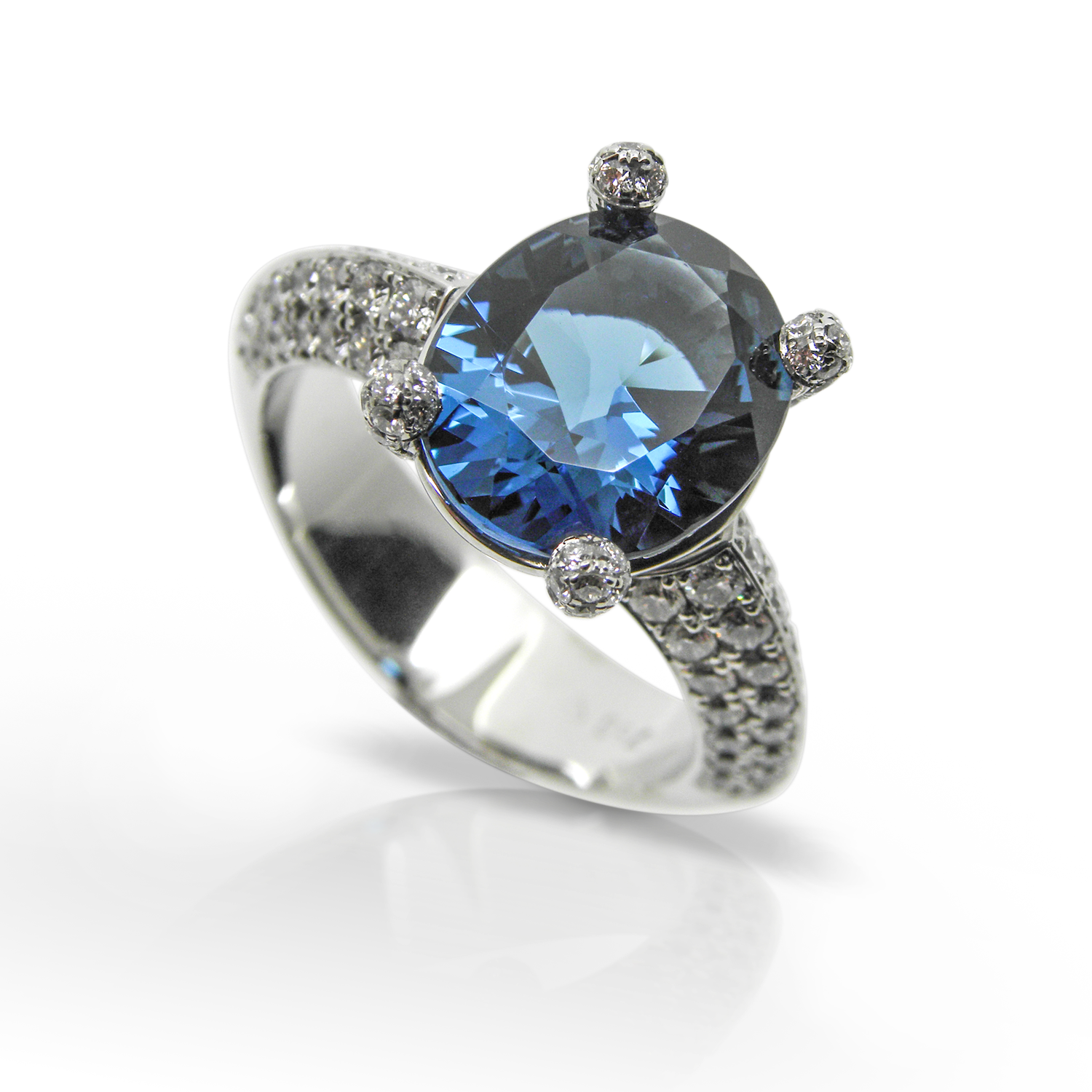 Damenring, Cocktailring, Edelsteinring, Diamantring, Edelsteine, Weissgold, Brillanten, Diamantschmuck, Diamanten, Topas, London Blue, blau, facettiert, Krallen, Fassung, Grifffassung, Juwelen, rhodiniert, goldschmied, Faktor S, Sahak, Sahak Jewellery, Zürich, Ladies ring, cocktail ring, gemstone ring, diamond ring, gemstones, white gold, diamonds, diamond jewelry, diamonds, topaz, London blue, blue, faceted, claws, setting, grip setting, jewels, rhodium-plated, goldsmith, Design, Zurich, Swissmade, jewelry, individual