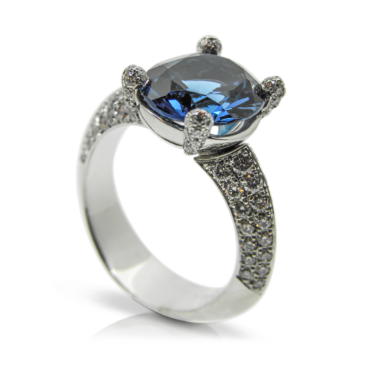 Damenring, Cocktailring, Edelsteinring, Diamantring, Edelsteine, Weissgold, Brillanten, Diamantschmuck, Diamanten, Topas, London Blue, blau, facettiert, Krallen, Fassung, Grifffassung, Juwelen, rhodiniert, goldschmied, Faktor S, Sahak, Sahak Jewellery, Zürich, Ladies ring, cocktail ring, gemstone ring, diamond ring, gemstones, white gold, diamonds, diamond jewelry, diamonds, topaz, London blue, blue, faceted, claws, setting, grip setting, jewels, rhodium-plated, goldsmith, Design, Zurich, Swissmade, jewelry, individual