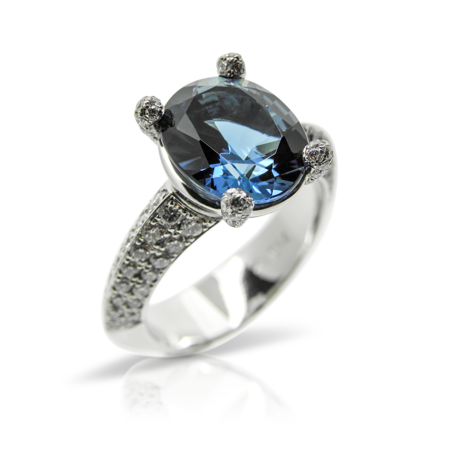 Damenring, Cocktailring, Edelsteinring, Diamantring, Edelsteine, Weissgold, Brillanten, Diamantschmuck, Diamanten, Topas, London Blue, blau, facettiert, Krallen, Fassung, Grifffassung, Juwelen, rhodiniert, goldschmied, Faktor S, Sahak, Sahak Jewellery, Zürich, Ladies ring, cocktail ring, gemstone ring, diamond ring, gemstones, white gold, diamonds, diamond jewelry, diamonds, topaz, London blue, blue, faceted, claws, setting, grip setting, jewels, rhodium-plated, goldsmith, Design, Zurich, Swissmade, jewelry, individual
