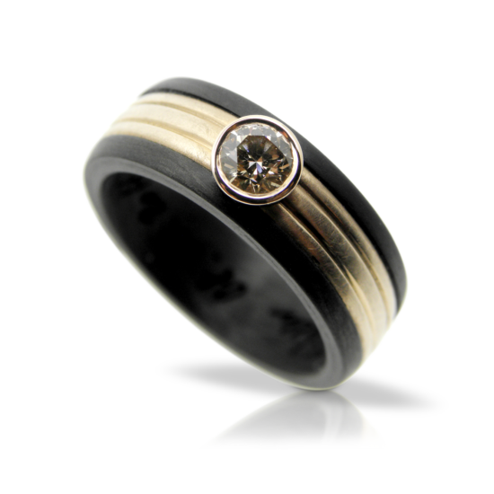 Damenring, Diamantring, Verlobungsring, Solitär, Solitaire, Diamantschmuck, Hochzeitsschmuck, Diamanten, Brillant, Lasergravur, Carbonschmuck, Carbonring, Carbon, Rotgold, Goldschmiede, Design, individuell, Heiraten, Antrag, Zürich, Atelier, Ladies ring, diamond ring, engagement ring, solitaire, solitaire, diamond jewelry, wedding jewelry, diamonds, diamond, diamond, laser engraving, carbon jewelry, carbon ring, carbon, carbon, red gold, goldsmith, design, individual, marriage, proposal, Zurich, studio, Sahak, Faktor S, Winterthur, Swissmade, jewelry, jewellery, schmuck