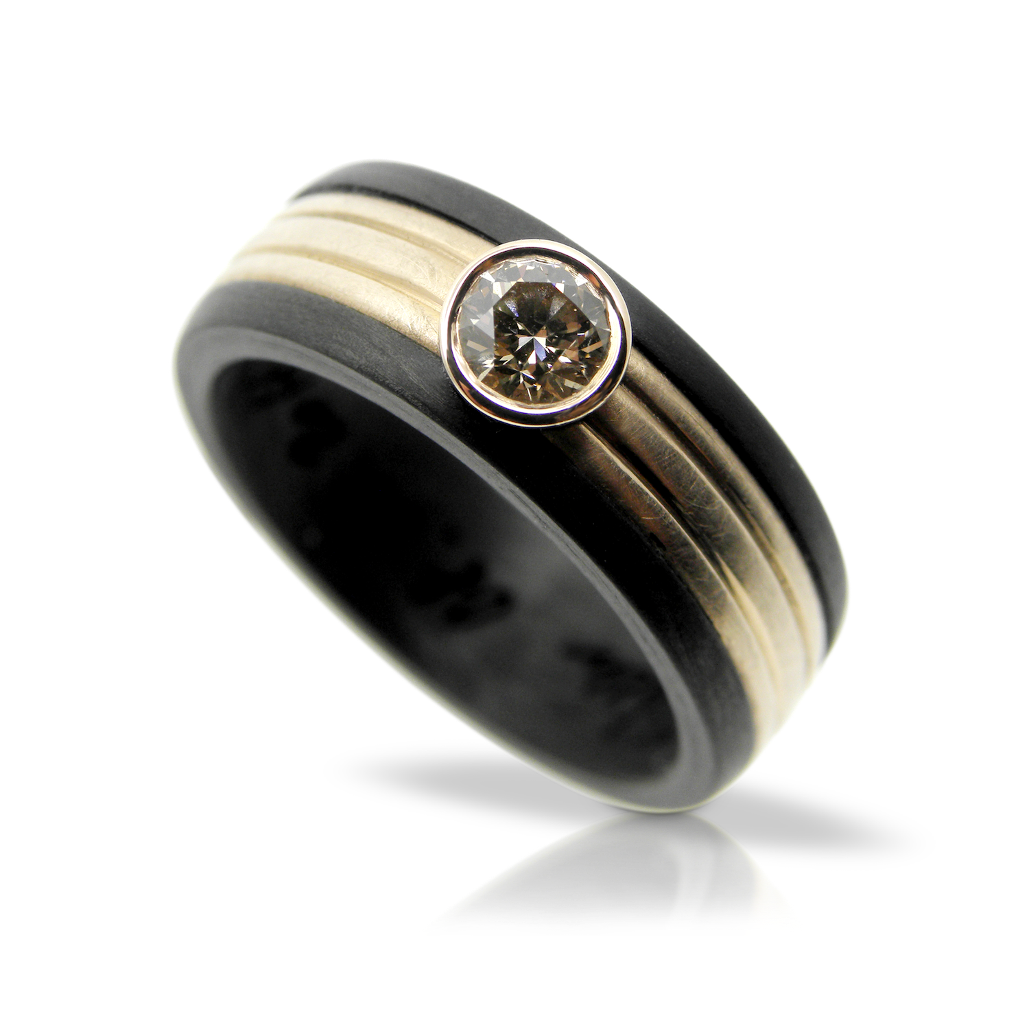 Damenring, Diamantring, Verlobungsring, Solitär, Solitaire, Diamantschmuck, Hochzeitsschmuck, Diamanten, Brillant, Lasergravur, Carbonschmuck, Carbonring, Carbon, Rotgold, Goldschmiede, Design, individuell, Heiraten, Antrag, Zürich, Atelier, Ladies ring, diamond ring, engagement ring, solitaire, solitaire, diamond jewelry, wedding jewelry, diamonds, diamond, diamond, laser engraving, carbon jewelry, carbon ring, carbon, carbon, red gold, goldsmith, design, individual, marriage, proposal, Zurich, studio, Sahak, Faktor S, Winterthur, Swissmade, jewelry, jewellery, schmuck