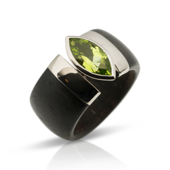 damenring, cocktailring, Ebenholz, holzring, weissgold, edelsteinschmuck, edelsteinring, peridot, goldring, goldschmiede, design, modern, sahak, faktor s, juwelier, anfertigung, ladies ring, cocktail ring, wood jewelry, white gold, gemstone jewelry, gemstone ring, gold ring, goldsmith, design, modern, sahak, faktor s, jeweler, manufacturing, jewelry, jewellery, swissmade