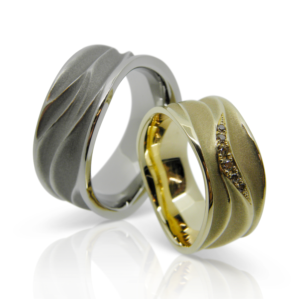 trauringe, eheringe, gelbgold, goldring, partnerringe, relief, wellendesign, organisch, geschwungen, hochzeitsringe, hochzeit, diamantring, diamanten, brillanten, alliance, sandgestrahlt, design, modern, heiraten, goldschmiede, design, anfertgung, zürich, wedding rings, wedding rings, diamond ring, diamonds, diamonds, brilliants, alliance, sandblasted, design, modern, wedding, wedding, goldsmith, wedding rings, wedding, wedding, wedding, wedding rings, relief, design, production, tress, tress, tress, wedding rings, wedding rings, Zurich, Winterthur, sahak, jewellery, jewelry, swissmade, faktor s