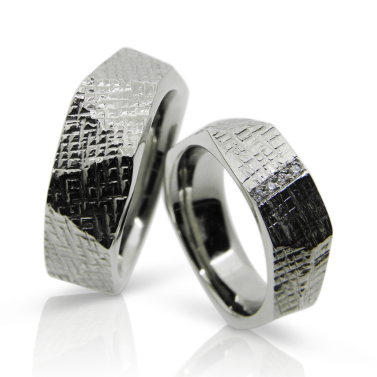 trauringe, eheringe, partnerringe, strukturiert, hochzeitsringe, hochzeitsschmuck, hochzeit, weissgold, rotgold, goldringe, schwarz rhodiniert, rhodium, struktur, relief, pavé, brillanten, diamantring, diamanten, goldschmiede, modern, handwerk, zürich, wedding rings, wedding rings, crack rings, structured rings, wedding rings, wedding rings, white gold, rose gold, gold rings, black rhodium, rhodium, structure, relief, pavé, brilliants, diamond ring, diamonds, goldsmith, modern, handcraft, zurich, swissmade, jewellery, jewelry, winterthur, sahak, faktor s, switzerland