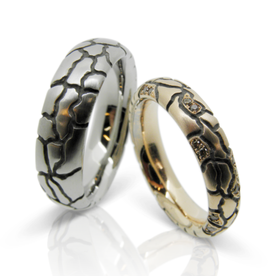 trauringe, eheringe, partnerringe, crackle, strukturiert, hochzeitsringe, hochzeitsschmuck, hochzeit, weissgold, rotgold, goldringe, schwarz rhodiniert, rhodium, struktur, relief, pavé, brillanten, diamantring, diamanten, goldschmiede, modern, handwerk, zürich, wedding rings, wedding rings, crack rings, structured rings, wedding rings, wedding rings, white gold, rose gold, gold rings, black rhodium, rhodium, structure, relief, pavé, brilliants, diamond ring, diamonds, goldsmith, modern, handcraft, zurich, swissmade, jewellery, jewelry, winterthur, sahak, faktor s, switzerland