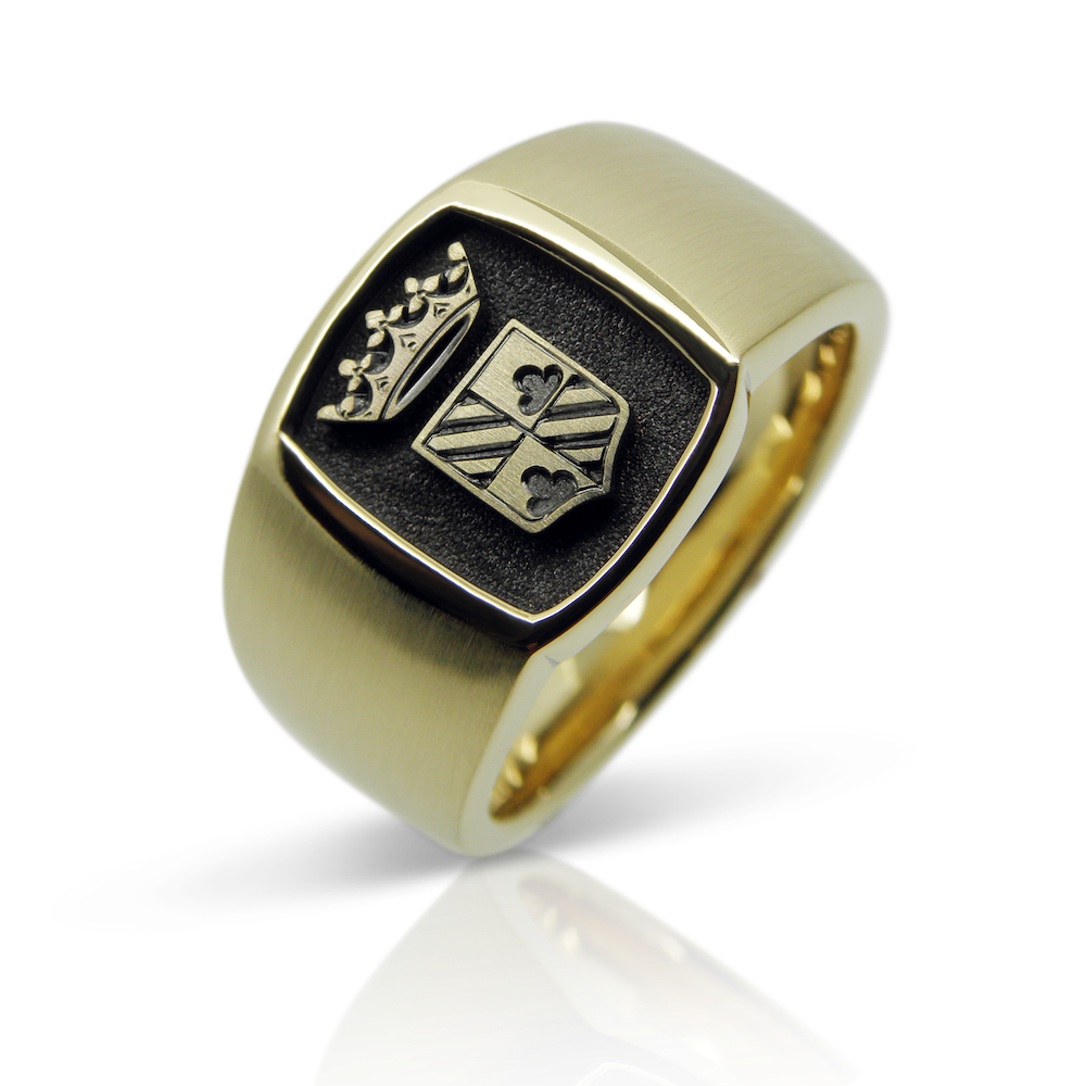 wappenring, herrenring, herrenschmuck, familienwappen, heraldik, gelbgold, goldring, männerschmuck, relief, handgravur, schild, wappen, krone, goldschmuck, herrenschmuck, anfertigung, zürich, coat of arms ring, men's ring, men's jewellery, family coat of arms, heraldry, yellow gold, gold ring, men's jewellery, relief, hand engraving, shield, coat of arms, crown, gold jewellery, men's jewellery, manufacture, zurich, winterthur, sahak, faktor s, swissmade, jewelry