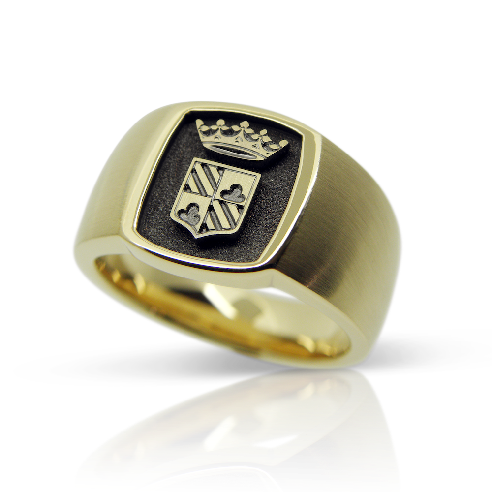 wappenring, herrenring, herrenschmuck, familienwappen, heraldik, gelbgold, goldring, männerschmuck, relief, handgravur, schild, wappen, krone, goldschmuck, herrenschmuck, anfertigung, zürich, coat of arms ring, men's ring, men's jewellery, family coat of arms, heraldry, yellow gold, gold ring, men's jewellery, relief, hand engraving, shield, coat of arms, crown, gold jewellery, men's jewellery, manufacture, zurich, winterthur, sahak, faktor s, swissmade, jewelry