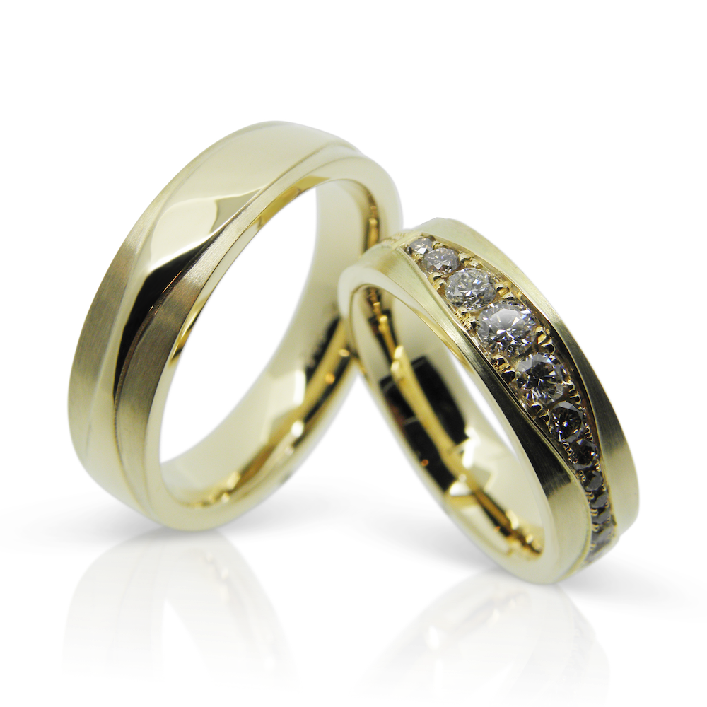 trauringe, eheringe, partnerringe, diamantringe, alliance, memoire, gelbgold, goldringe, brillanten, farbig, individuell, hochzeitringe, hochzeitsschmuck, hochzeit, brautschmuck, goldschmiede, wedding rings, wedding rings, wedding rings, diamond rings, alliance, memoire, yellow gold, gold rings, brilliants, colored, individual, wedding rings, wedding jewellery, wedding anniversary, bridal jewellery, goldsmiths, zürich, zurich, winterthur, sahak, faktor s, design, modern, wellen, wave, handgravur, hand engraved, unique, swissmade